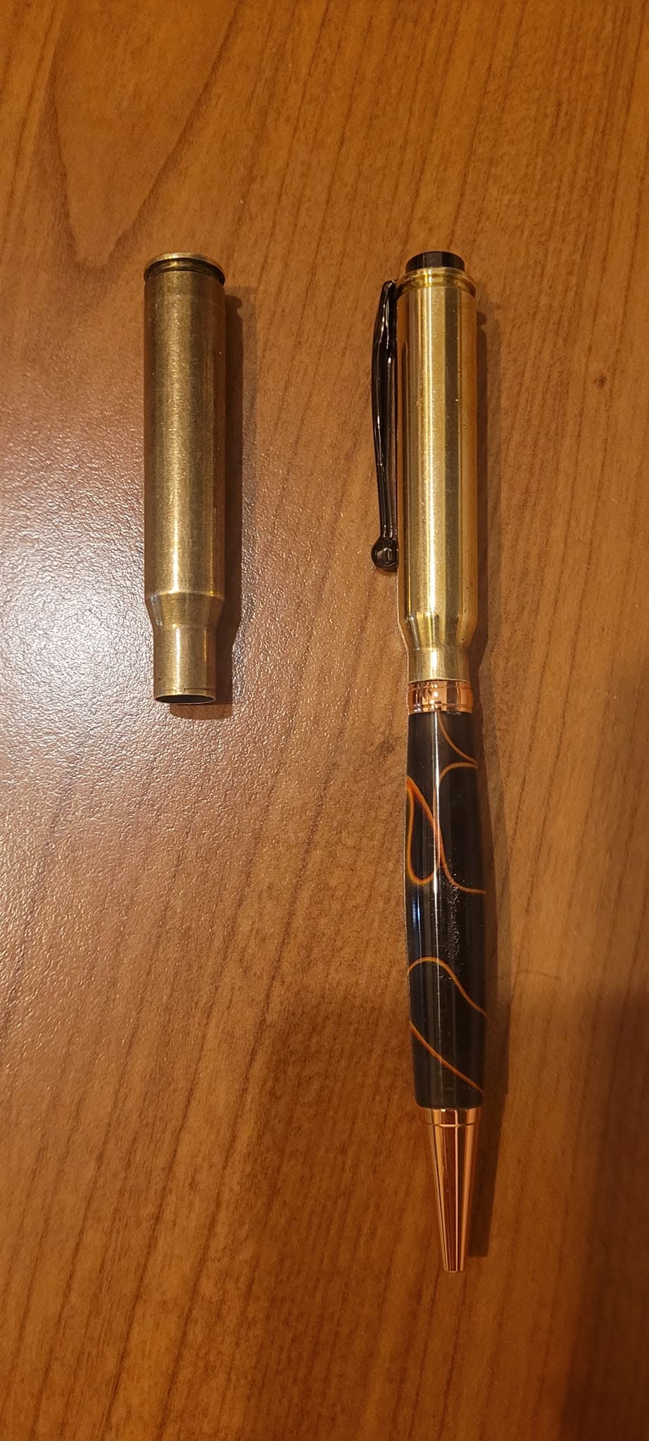 Penna artigianale realizzata con un vero bossolo di proiettile in ottone e resina nera