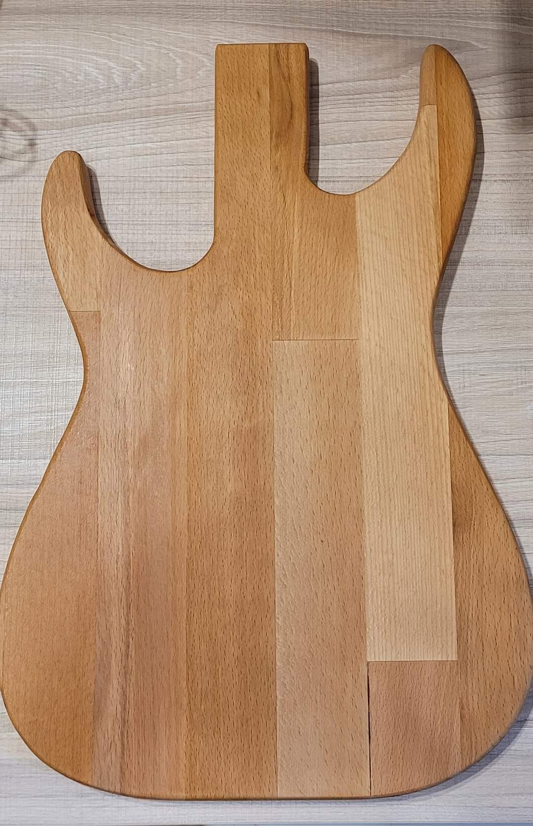 Tagliere sagomato a forma di chitarra elettrica in legno massello